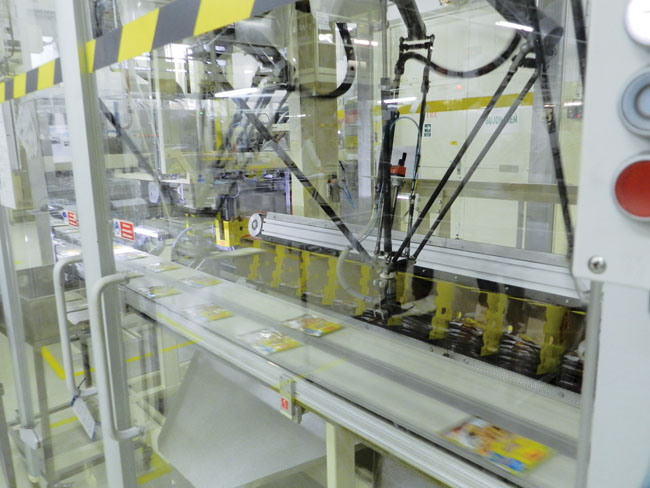 Ukladanie hotových výrobkov do kartónových škatúľ na linke č. 19 majú na starosti delta roboty ABB